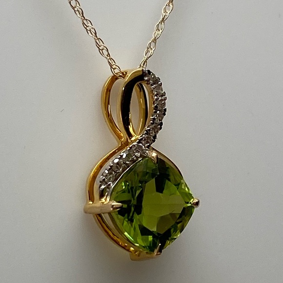 10K Yellow Gold Cushion Cut Natural Peridot and Diamond Pendant with Chain - Picture 5 of 12